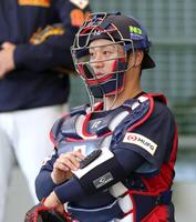 　ピッチコムを使ってサインを送る坂本（撮影・立川洋一郎）