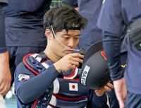 　ピッチコムの機器をセットする坂本（撮影・立川洋一郎）