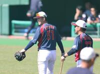 　ノックを終えて引き揚げる小園（撮影・佐々木彰尚）