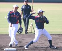 　二遊間の併殺練習をする小園（撮影・佐々木彰尚）