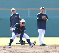 　ショートの守備に就きノックの打球を処理する小園。右は野村（撮影・立川洋一郎）