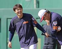 　笑顔を見せて打撃練習に臨む小園（撮影・立川洋一郎）