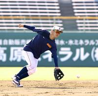 　ショートの守備に就きノックの打球を処理する小園