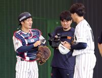 　ピッチコムを使って投球を終えた大勢（右）と話をする坂本（撮影・立川洋一郎）