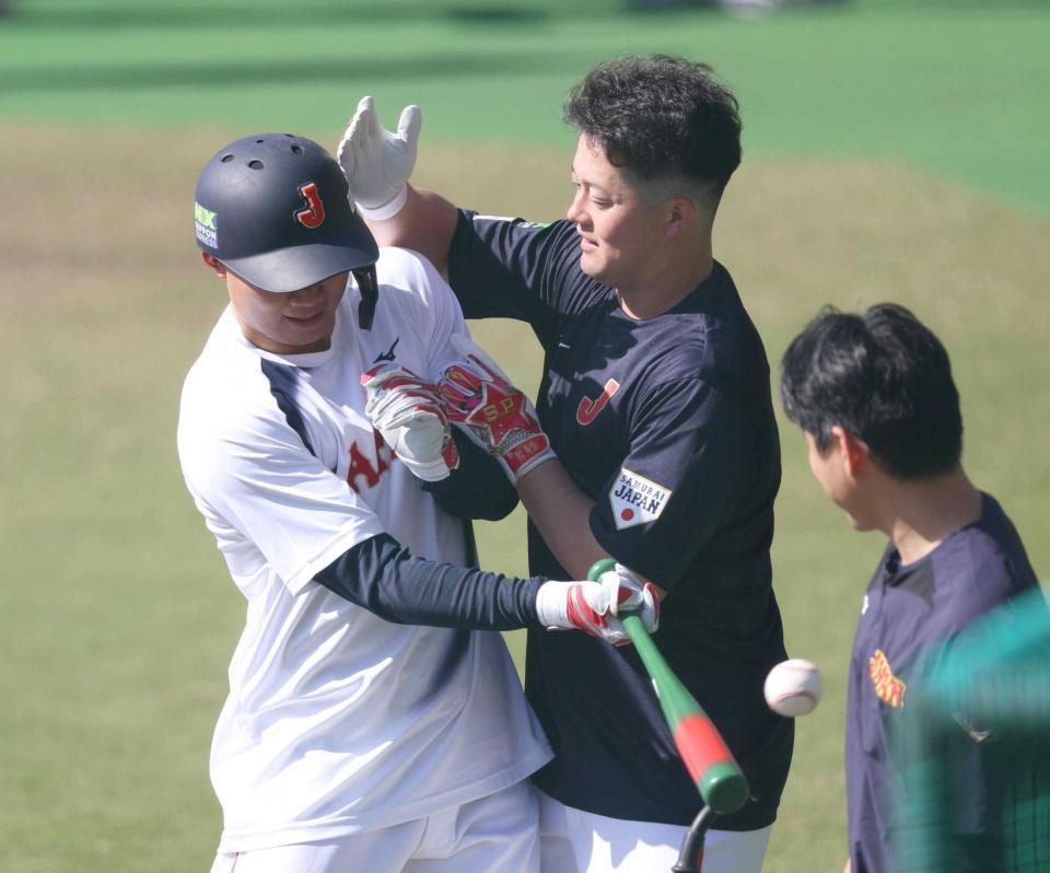 　奪い取ったバットで打撃練習をする森下は牧からチョップをくらう（撮影・佐々木彰尚）