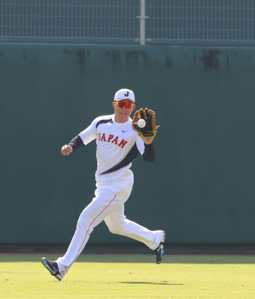 　センターの守備に就いて打球を追う森下（撮影・立川洋一郎）