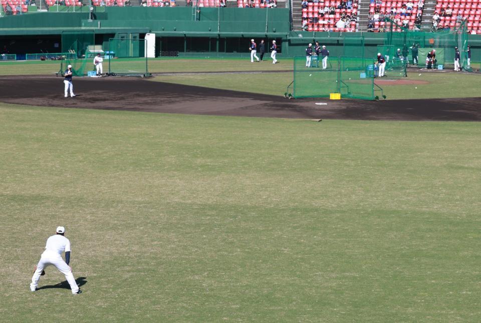 　中堅の守備につく森下（左下）＝撮影・佐々木彰尚