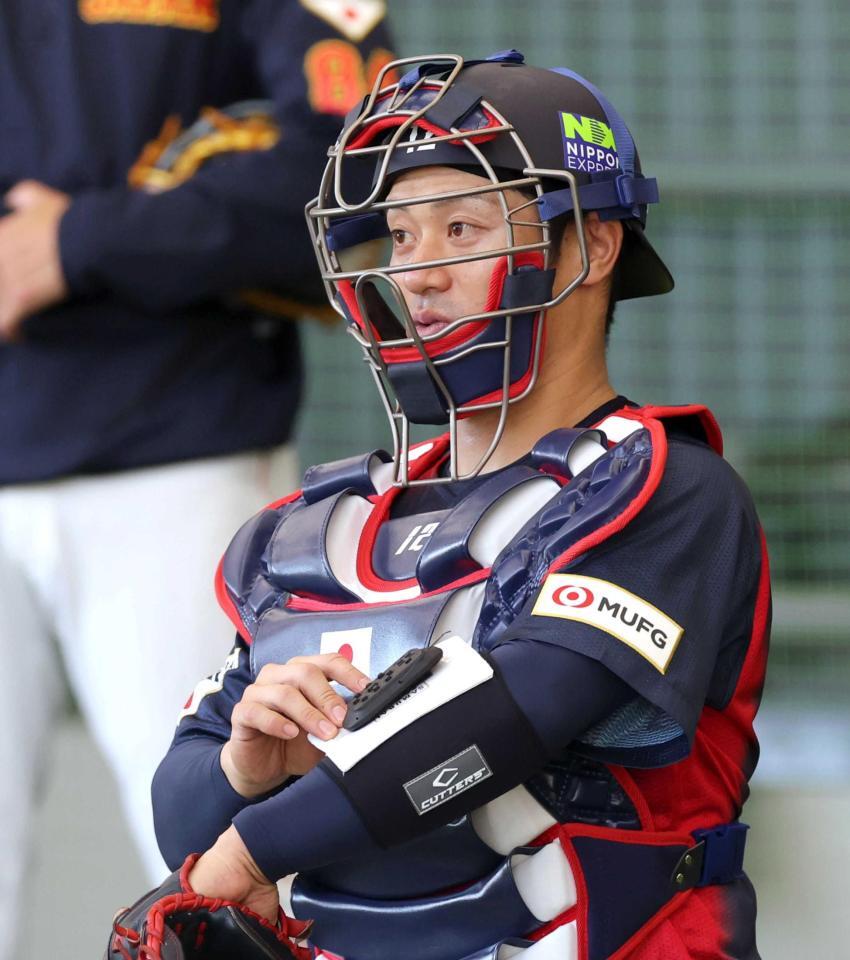 　ピッチコムを使ってサインを送る坂本（撮影・立川洋一郎）