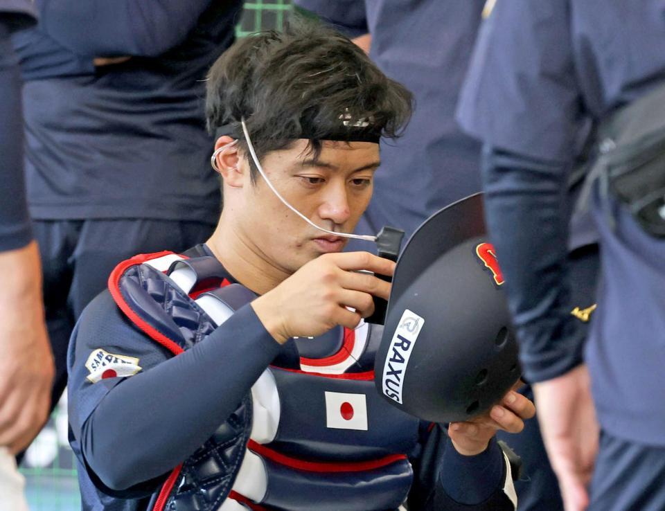 　ピッチコムの機器をセットする坂本（撮影・立川洋一郎）