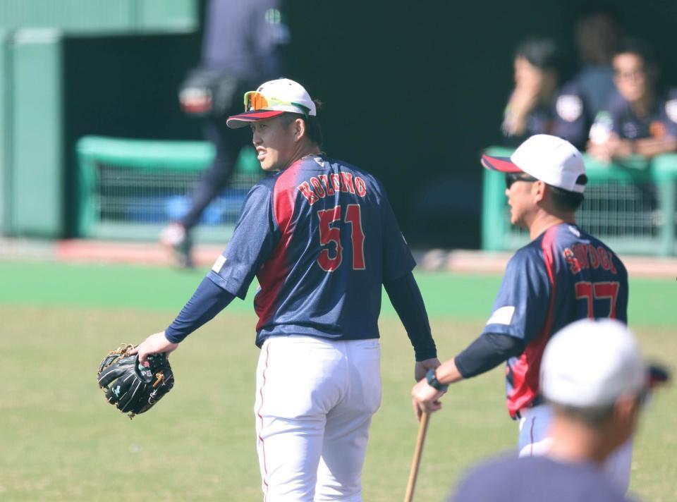 　ノックを終えて引き揚げる小園（撮影・佐々木彰尚）