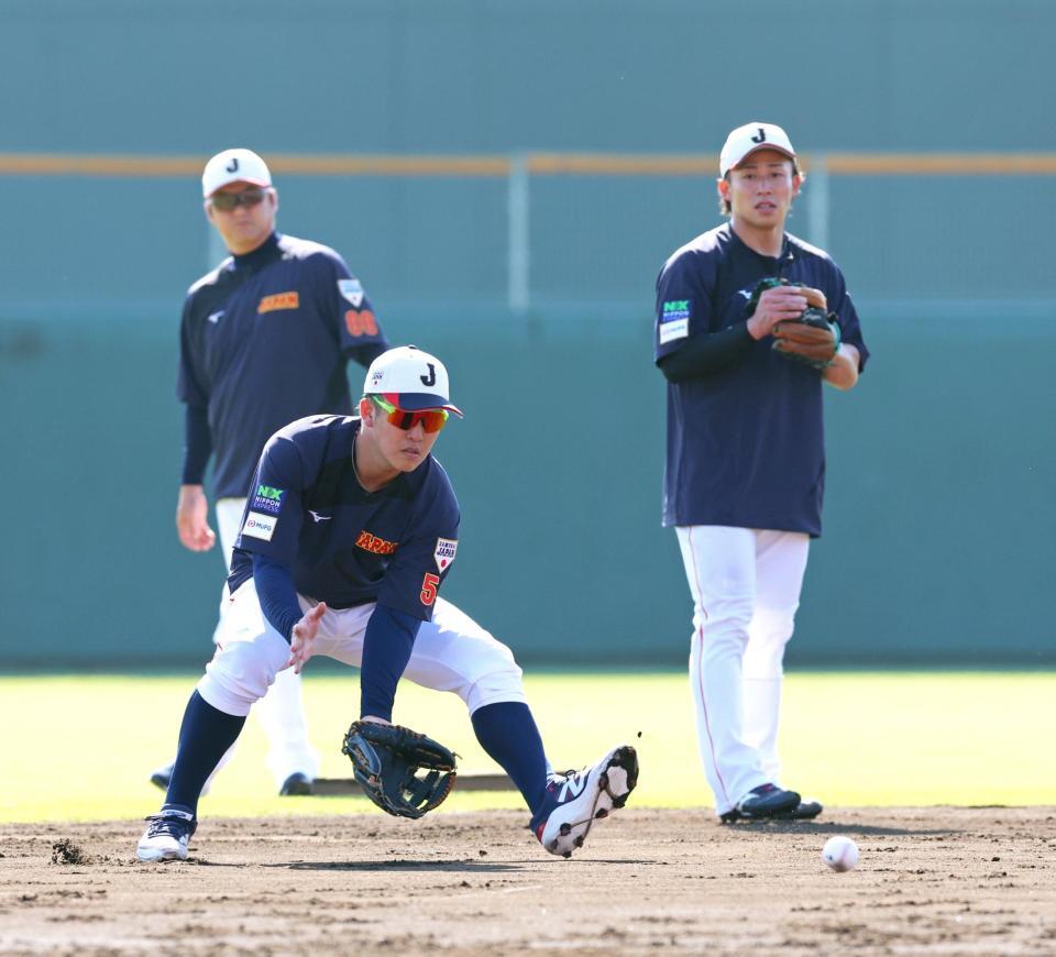 　ショートの守備に就きノックの打球を処理する小園。右は野村（撮影・立川洋一郎）