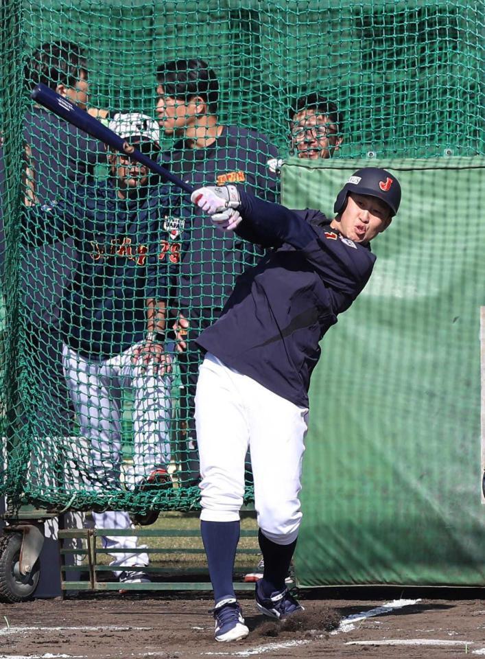 　フリー打撃を行う小園