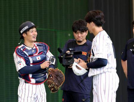 侍・坂本　正捕手あるぞ　大勢絶賛「めちゃくちゃ投げやすかった」ダルも認めたフレーミングでくせ球難なくキャッチ