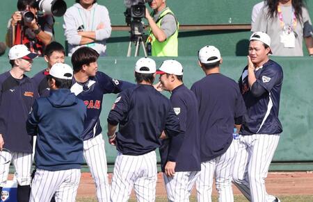 　円陣に遅れ、気まずい表情の森下（右）＝撮影・佐々木彰尚