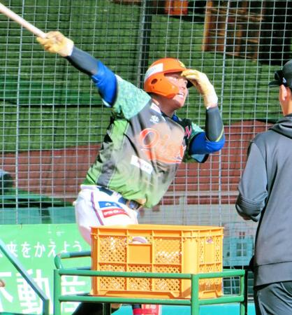 　秋季キャンプに合流し、ロングティーを行うオイシックス・知念（撮影・中田康博）