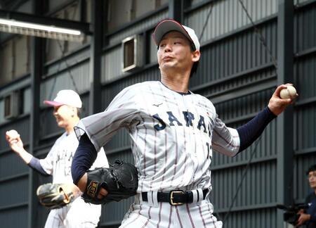 　ブルペンで投げ込む森浦（撮影・立川洋一郎）