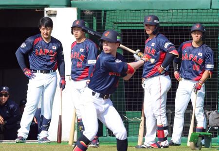 　ライブＢＰで五十幡（手前）の打撃を見守る（左から）岡本、小園、森下、野村（撮影・立川洋一郎）