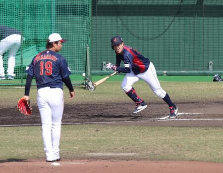 　ライブＢＰで高橋宏（左）と対戦した小園（撮影・佐々木彰尚）