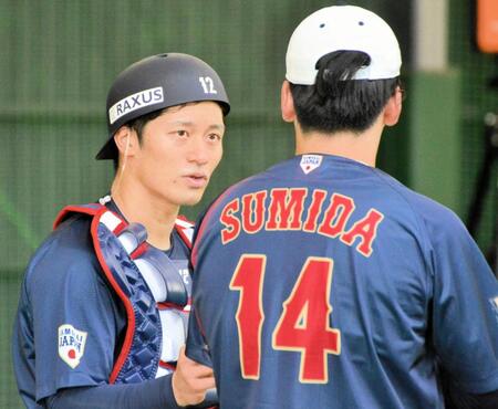　隅田とのブルペン投球後、話し込む坂本
