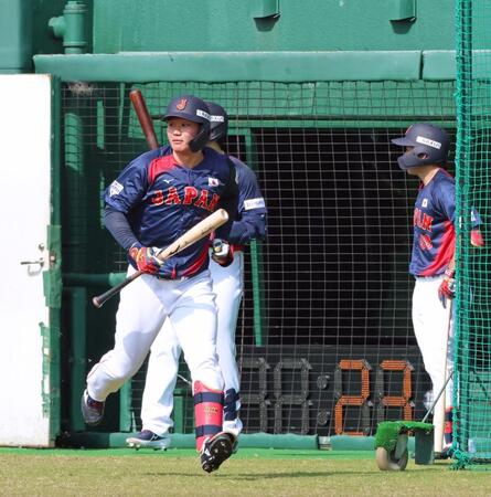 　ピッチクロックを使ったライブＢＰ。小走りで打席へ向かう森下（撮影・立川洋一郎）