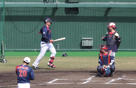 　走って打撃に向かう森下（撮影・佐々木彰尚）