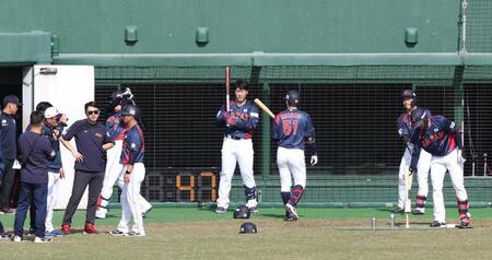 　投手交代の際、打席の順番を待つ選手たち（撮影・佐々木彰尚）