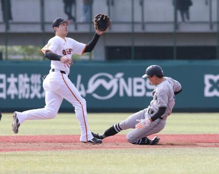 　３回、打者・浅野の時、二盗に成功する佐々木（撮影・西岡正）