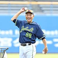 　秋季キャンプで自ら打撃投手を務め、笑顔を見せる池山新監督（撮影・西田忠信）