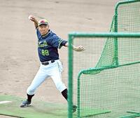 　打撃投手を務める池山監督