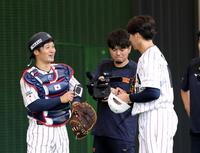 　ピッチコムを使って投球を終えた大勢（右）と話をする坂本