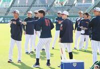 　円陣に遅れた森下を笑う野手陣