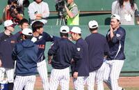 　円陣に遅れ、気まずい表情の森下（右）＝撮影・佐々木彰尚