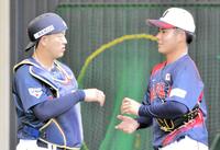 　岸田を相手にブルペン投球する金丸