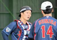　隅田のブルペン投球後、話し込む坂本