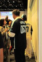 「２０２６ＣＲＥＷ（クルー）」の新ユニホームを着用してファンを見送る長岡　左は五十嵐氏