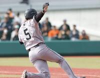 　３回、打者・浅野の時、リレードスチールで生還する門脇（撮影・西岡正）