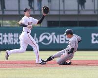 　３回、打者・浅野の時、二盗に成功する佐々木（撮影・西岡正）