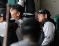 　紅組ベンチから戦況を見る石井２軍監督（撮影・西岡正）