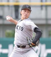 　紅組の先発として力投する西舘（撮影・西岡正）