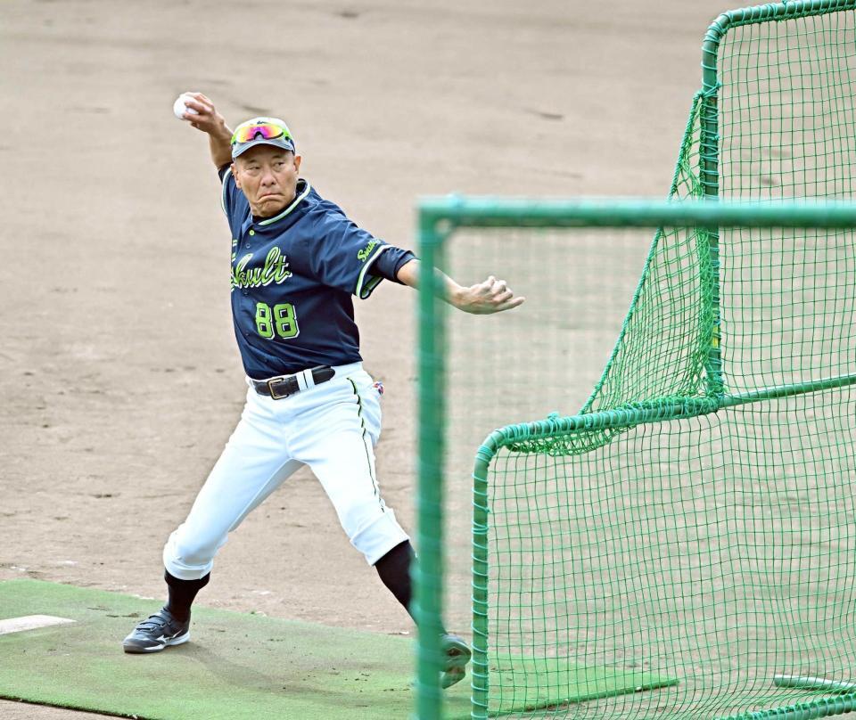 　打撃投手を務める池山監督