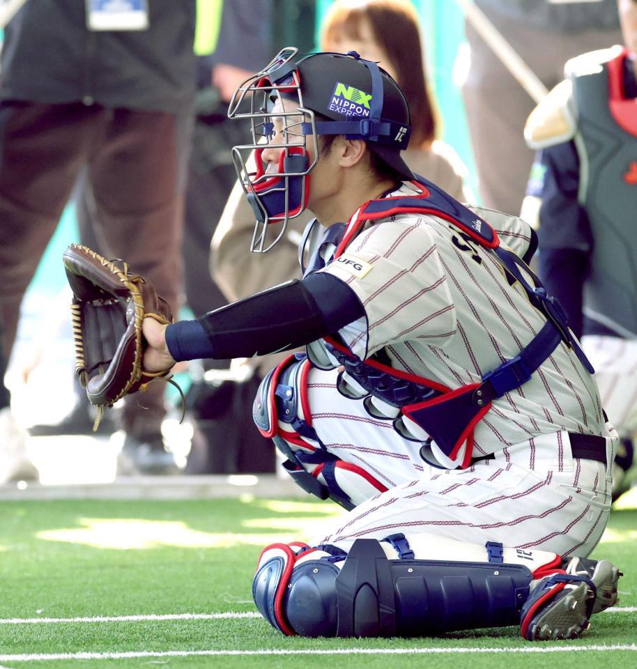 　ブルペンで投球を受ける坂本（撮影・立川洋一郎）