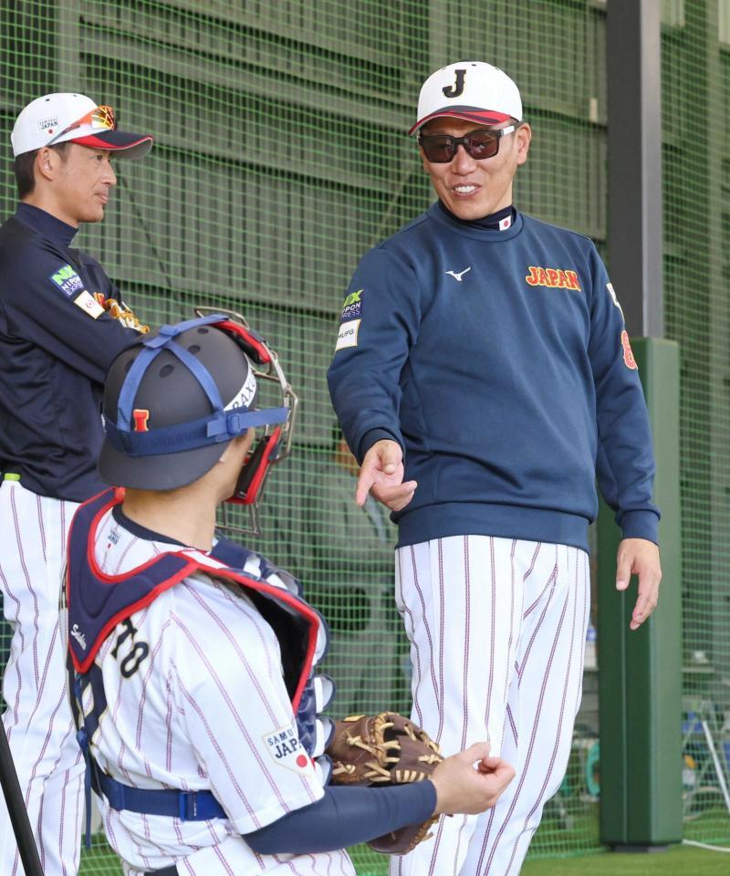 　坂本（手前）に話しかける井端監督