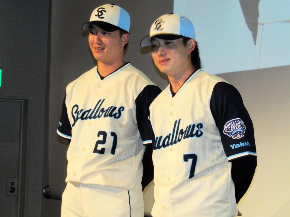 　ヤクルトが来季の公式戦で着用する「２０２６ＣＲＥＷ（クルー）」の新ユニホームのデザインを発表。左は吉村、右は長岡