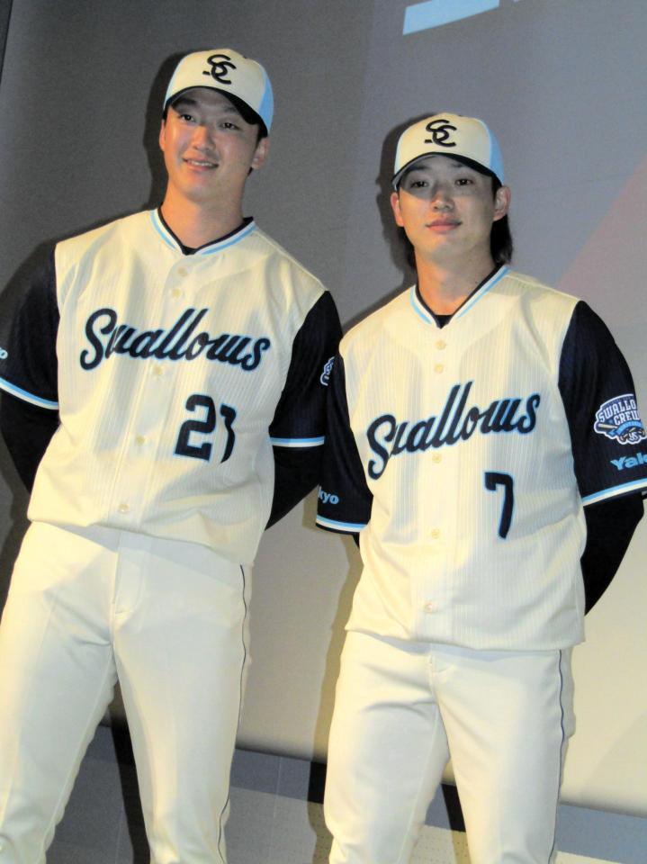 　ヤクルトが来季の公式戦で着用する「２０２６ＣＲＥＷ（クルー）」の新ユニホームのデザインを発表。左は吉村、右は長岡