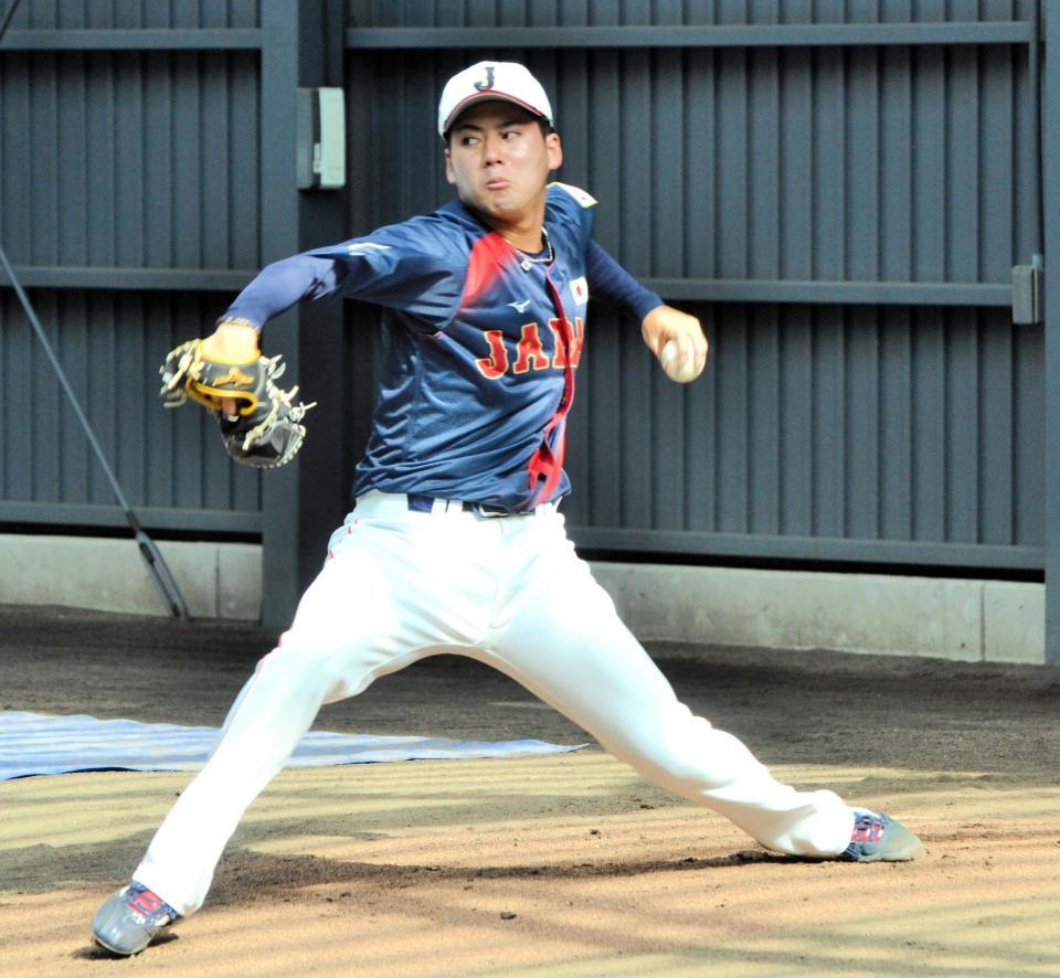 　坂本を相手にブルペン投球する金丸