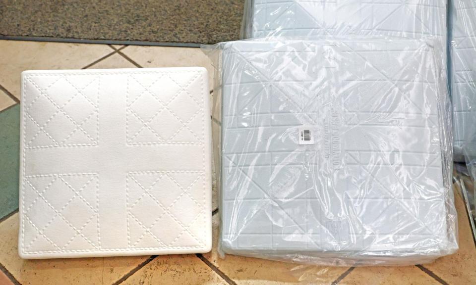 　ＮＰＢ公式戦で使用するベース（左）に比べて大きいＭＬＢ規格のベース（撮影・立川洋一郎）