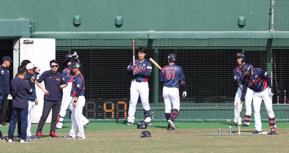 　投手交代の際、打席の順番を待つ選手たち（撮影・佐々木彰尚）