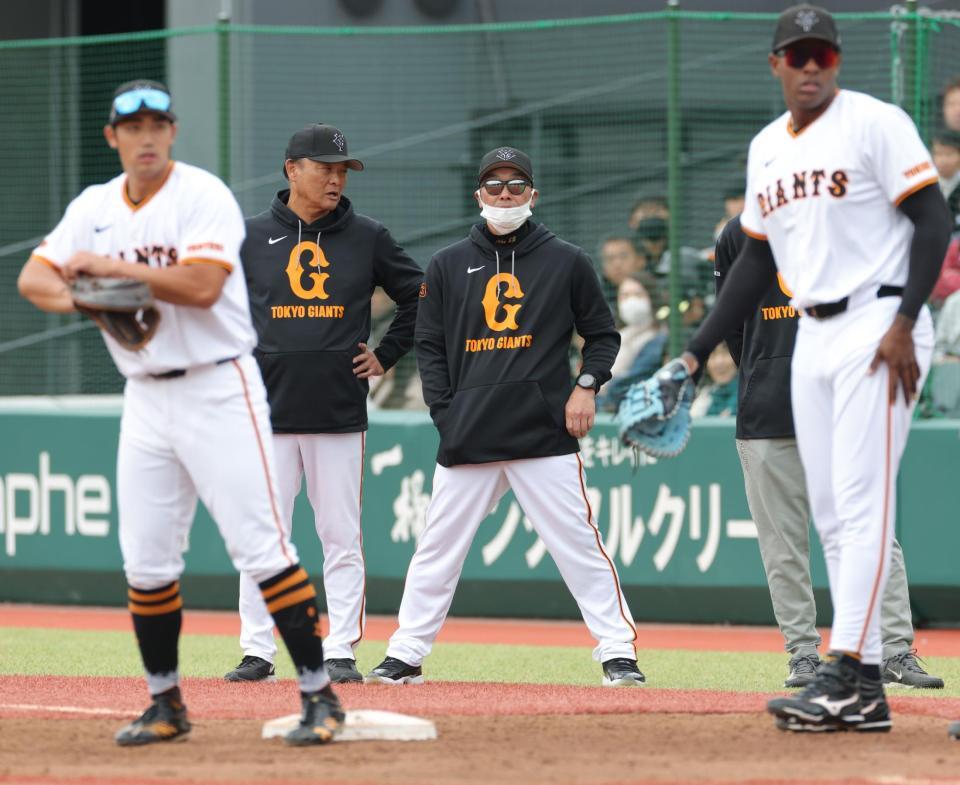 　練習を見守る阿部監督（中央）＝撮影・西岡正