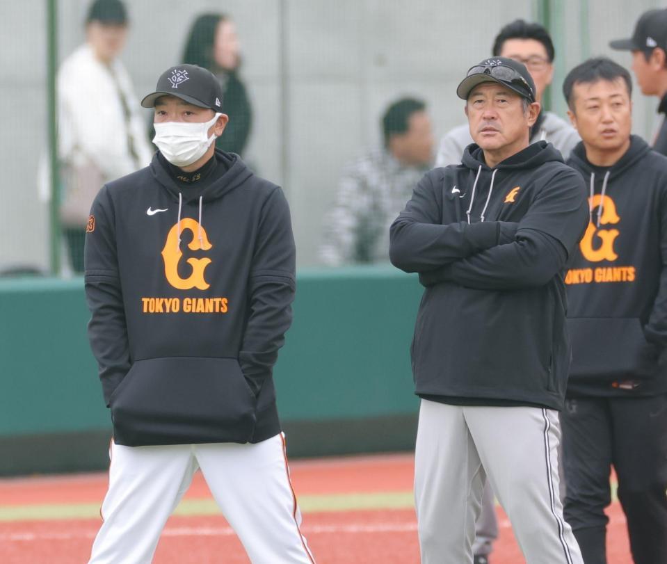 　阿部監督（左）と練習を見る石井２軍監督（撮影・西岡正）