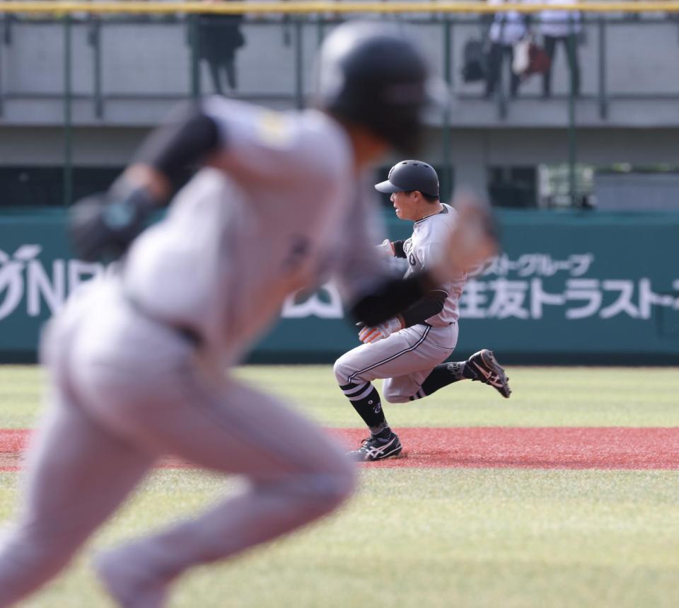 　３回、二盗に成功する佐々木（手前は本盗する門脇）＝撮影・西岡正